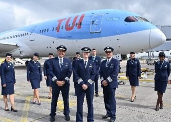 Circle of relatives of captains with 100 years flying enjoy between them fly as a trio for the primary time 