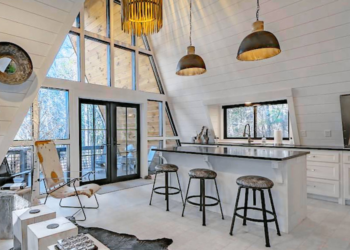 HomeToGo updates on AI go back and forth assistant Sunny