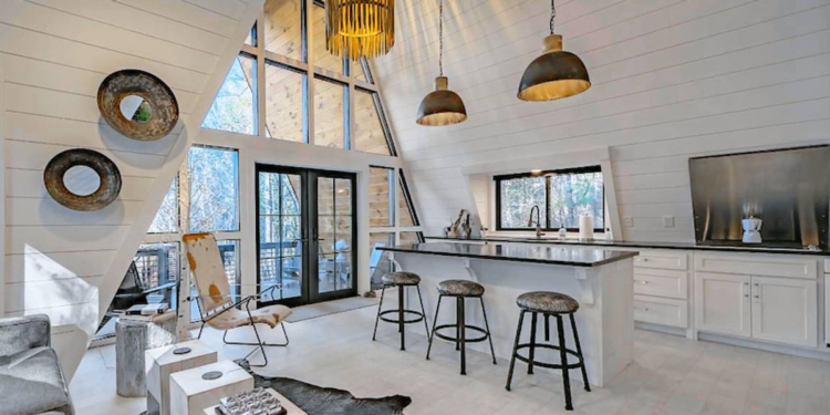 HomeToGo updates on AI go back and forth assistant Sunny