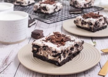 Simple No Bake Oreo Cheesecake Bars