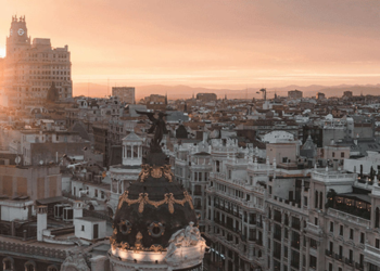 Spanish vacationers: Lodge remains flat, temporary leases up 41% YOY