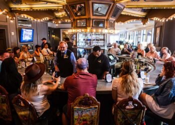 11 New Orleans Bars To not Leave out