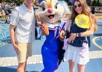 Why We Love Babywearing at Disney!