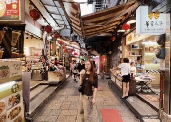 The right way to Discuss with Jiufen from Taipei (Day Shuttle)