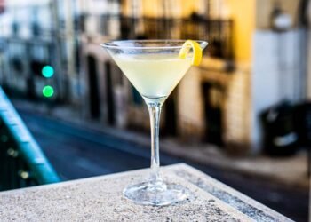 Bee’s Knees Recipe: Subtle Gin Cocktail