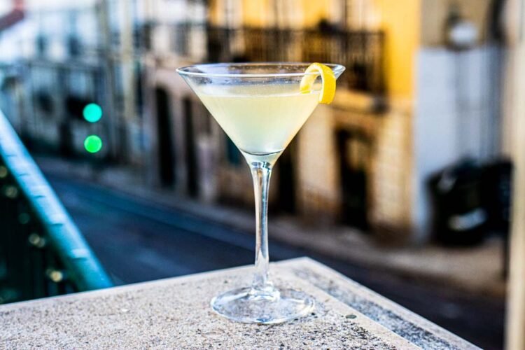 Bee’s Knees Recipe: Subtle Gin Cocktail