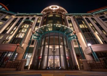 We are Are living from Common Helios Grand Resort, Epic Universe’s In-Park Lodge (Footage & Video)