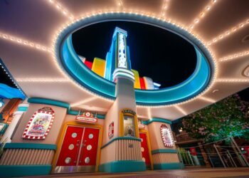 We Did Each Lightning Lane Experience at Disneyland & Disney California Journey In One Day!