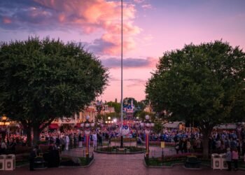 Unfastened Lightning Lane for On-Web site Resort Visitors at Disneyland Lodge & Early Access Finishing in 2026