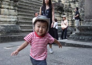 Extra Chinese language Vacationers Discover the Angkor Archaeological Park