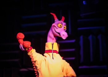 Disney Needs to ‘Ruin Spell’ of Visitors Glued to Telephones in Parks