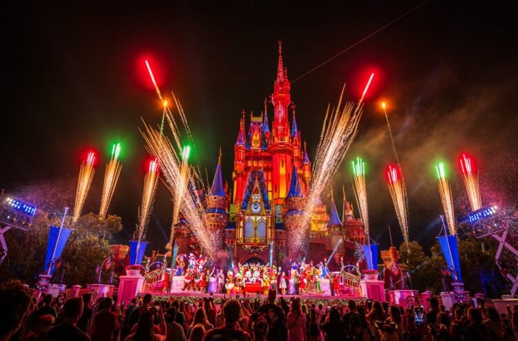 See Disney’s Christmas Parade, Degree Display & Fireworks for “Loose” Throughout Top Weeks at Magic Kingdom