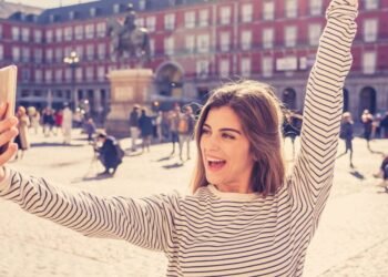 Influencers and social trade in commute