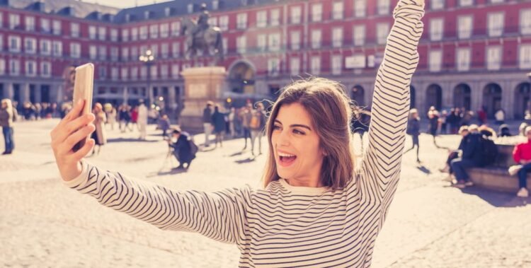 Influencers and social trade in commute