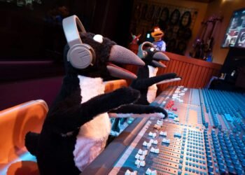 First Take a look at Muppets Rock ‘n’ Curler Coaster Audio Animatronics, On-Trip Pictures, Large Guitar & Extra!