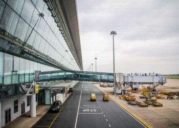 Flying from the United States to Spain: navigate the airport and arrive pressure loose