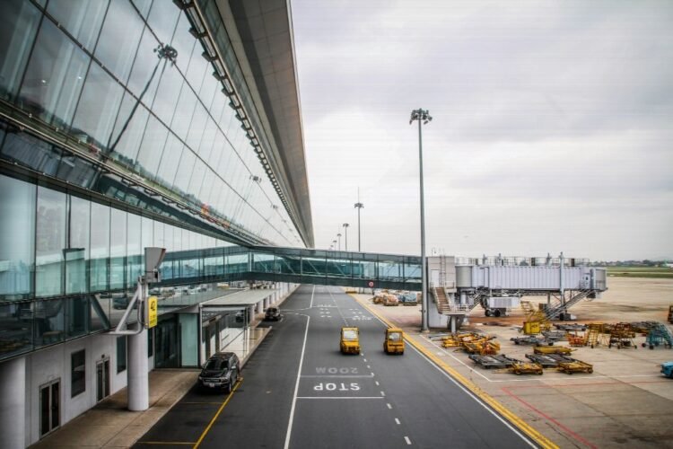 Flying from the United States to Spain: navigate the airport and arrive pressure loose